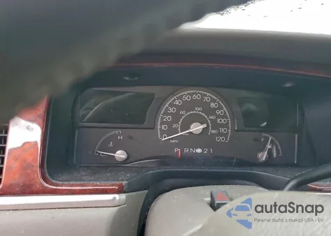 2003 Lincoln Town Car Executive z USA, uszkodzony, nr VIN 1LNHM81W43Y672010